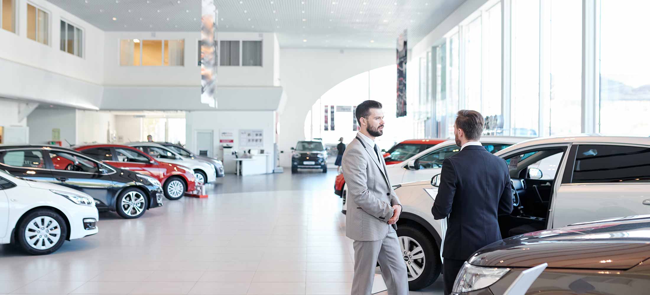 zwei Personen im Autohaus