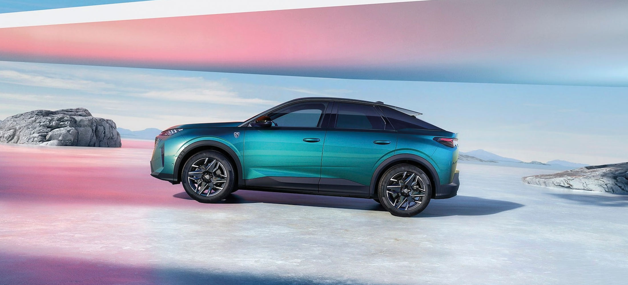 Peugeot 3008 in Blau Seitenansicht auf buntem Hintergrund