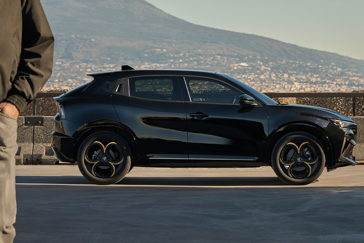 Alfa Romeo Junior INTENSA in schwarz von der Seite