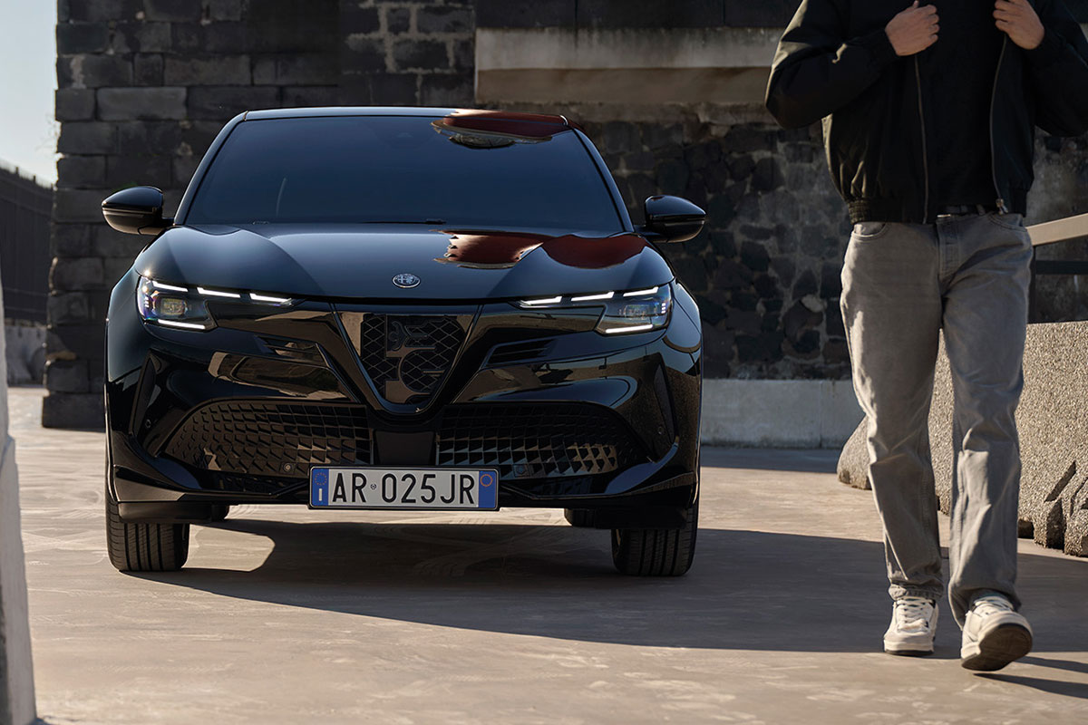 Alfa Romeo Junior INTENSA in schwarz Frontalansicht