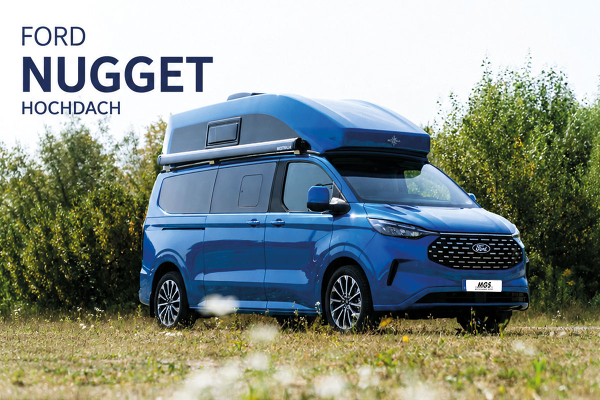 Blauer Ford Nugget Campervan mit festem Hochdach auf einer Wiese in grüner Landschaft.