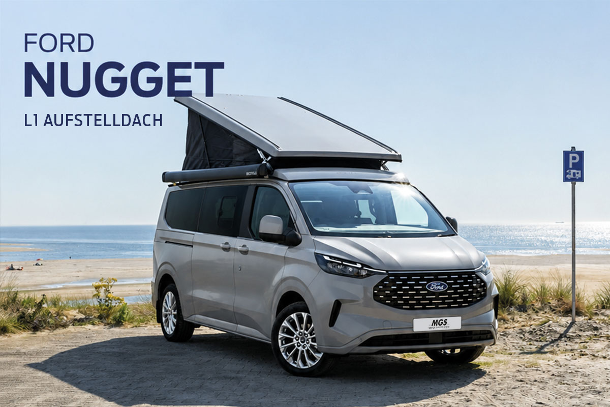 Grauer Ford Nugget L1 Campervan mit geöffnetem Aufstelldach an einer Küste.