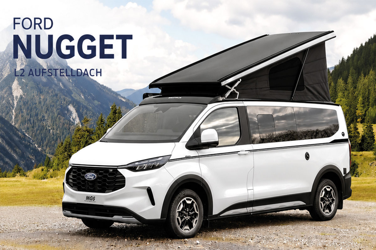 Weißer Ford Nugget L2 Campervan mit geöffnetem Aufstelldach vor einer Berglandschaft.