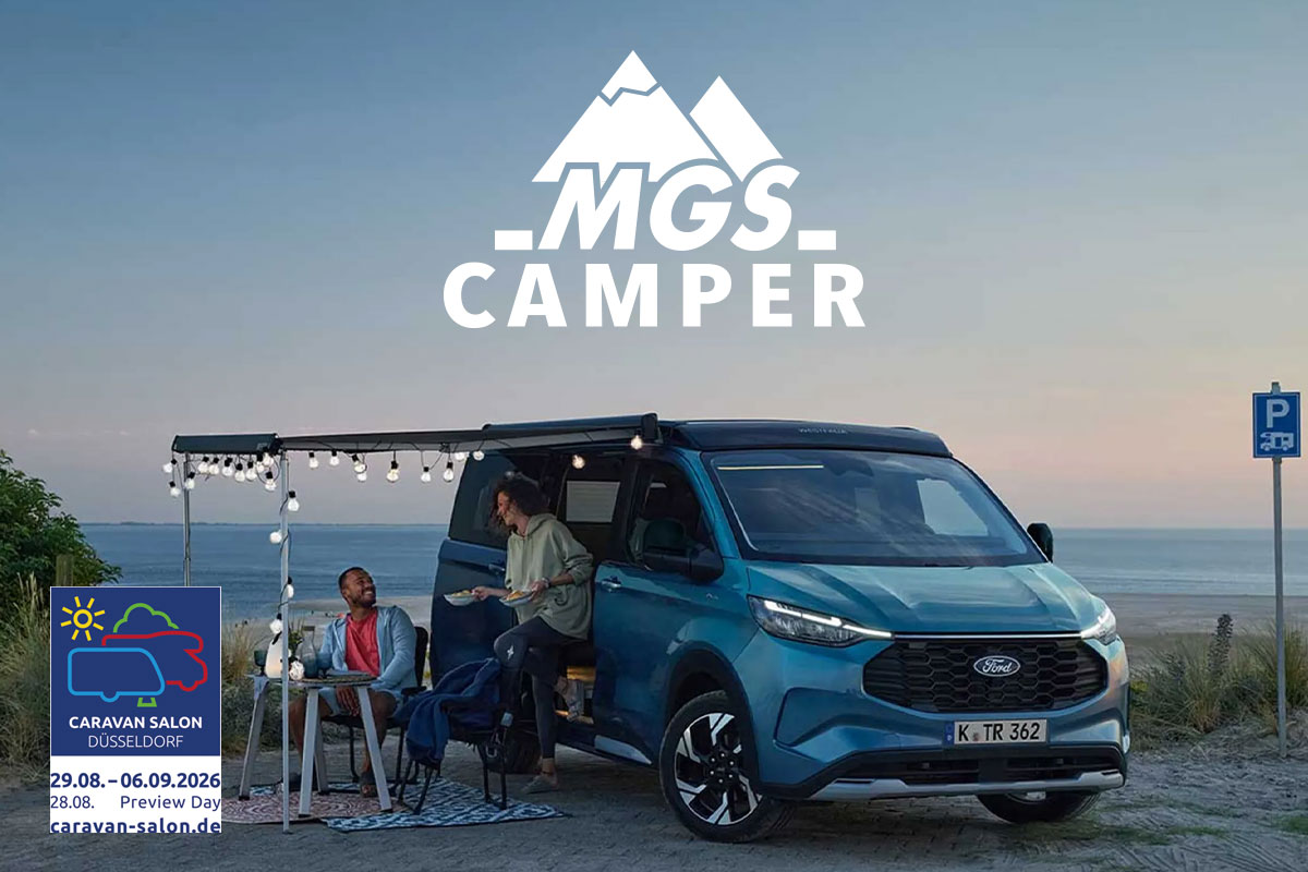 MGS Camper mit ausgefahrener Markise und zwei Personen beim Camping am Meer. Hinweis auf den Caravan Salon Düsseldorf vom 29. August bis 6. September 2026.
