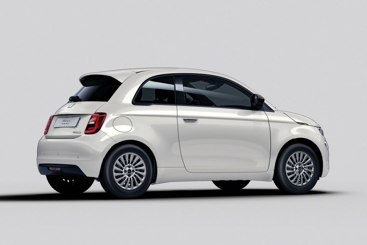 Fiat 500 POP Hybrid in Ice White von der rechten Seite hinten
