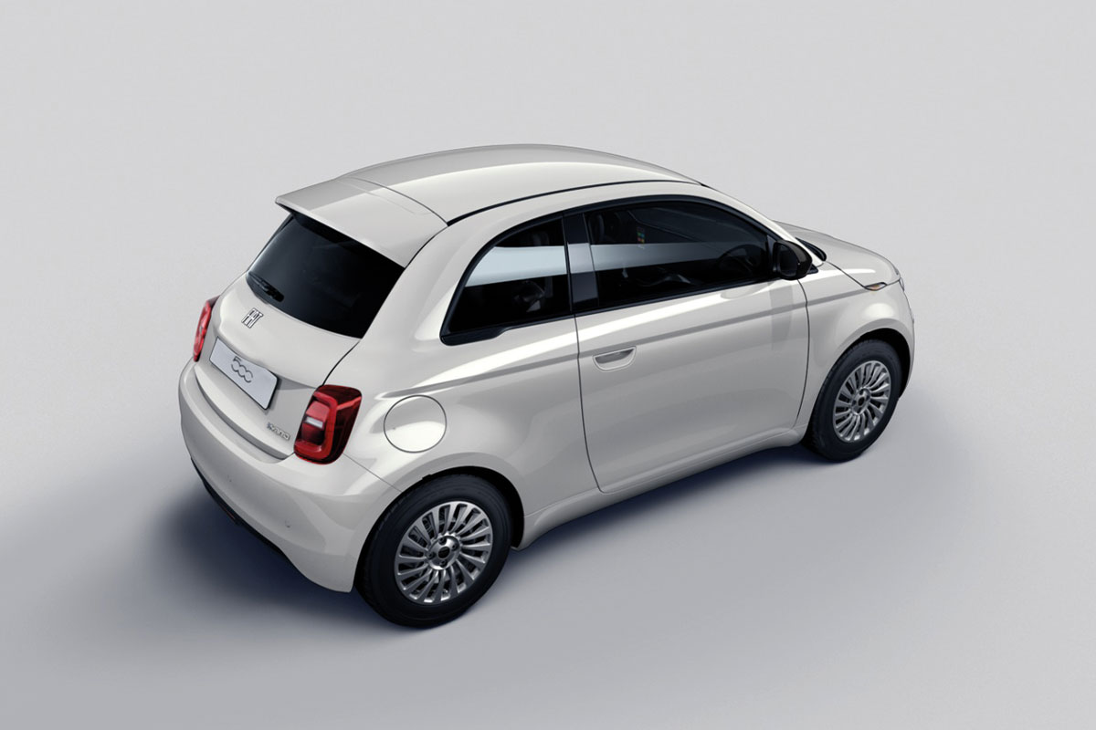Fiat 500 POP Hybrid in Ice White aus der Vogelperspektive hinten