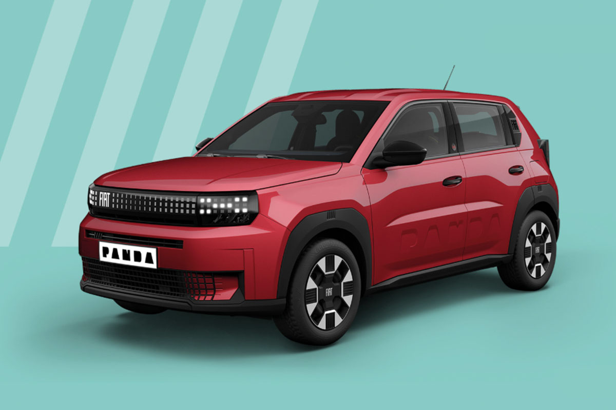 Fiat Grande Panda Hybrid in Passione Rot von der rechten Seite vorne