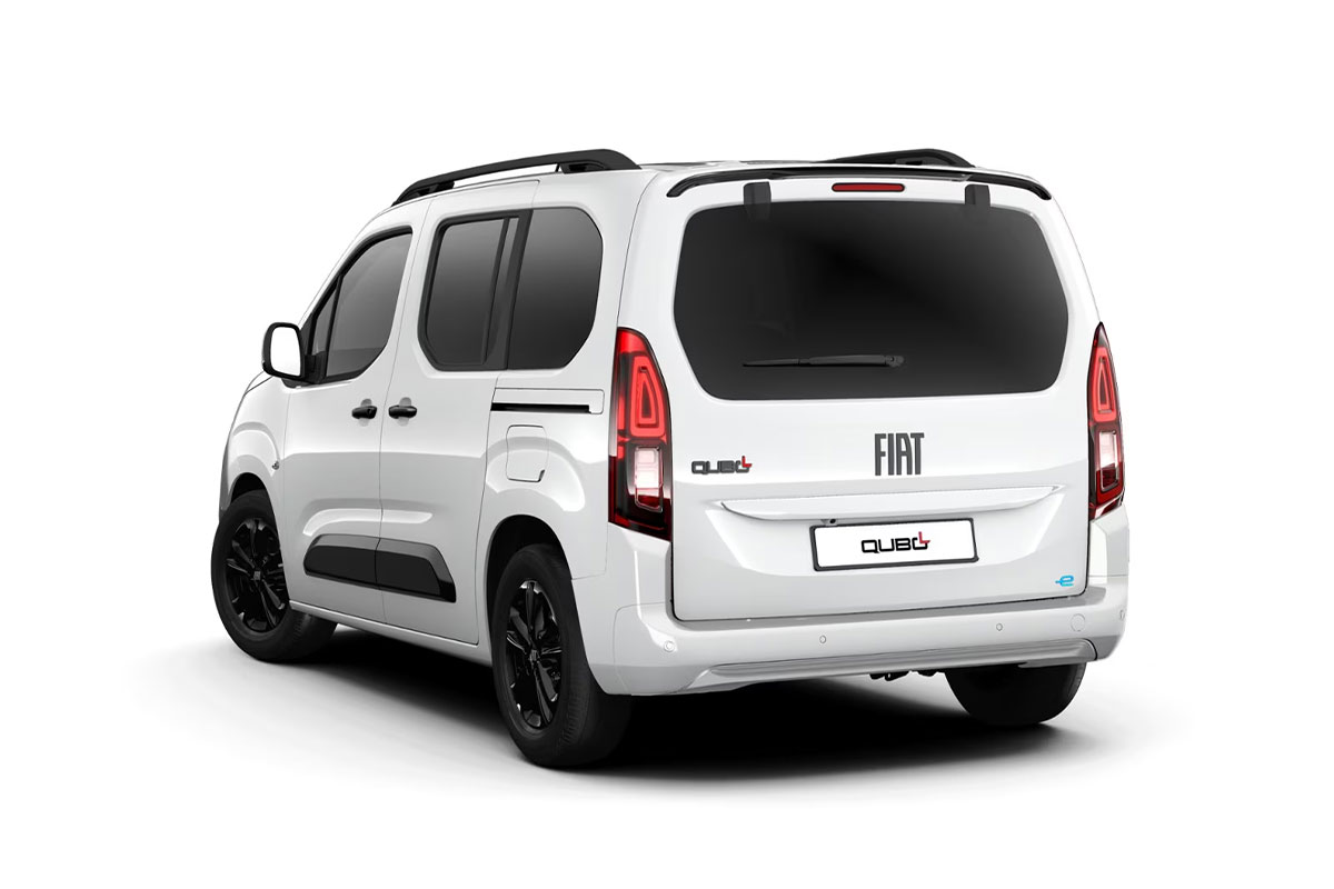 Fiat Qubo L in Gelato Weiss Uni von der Seite hinten