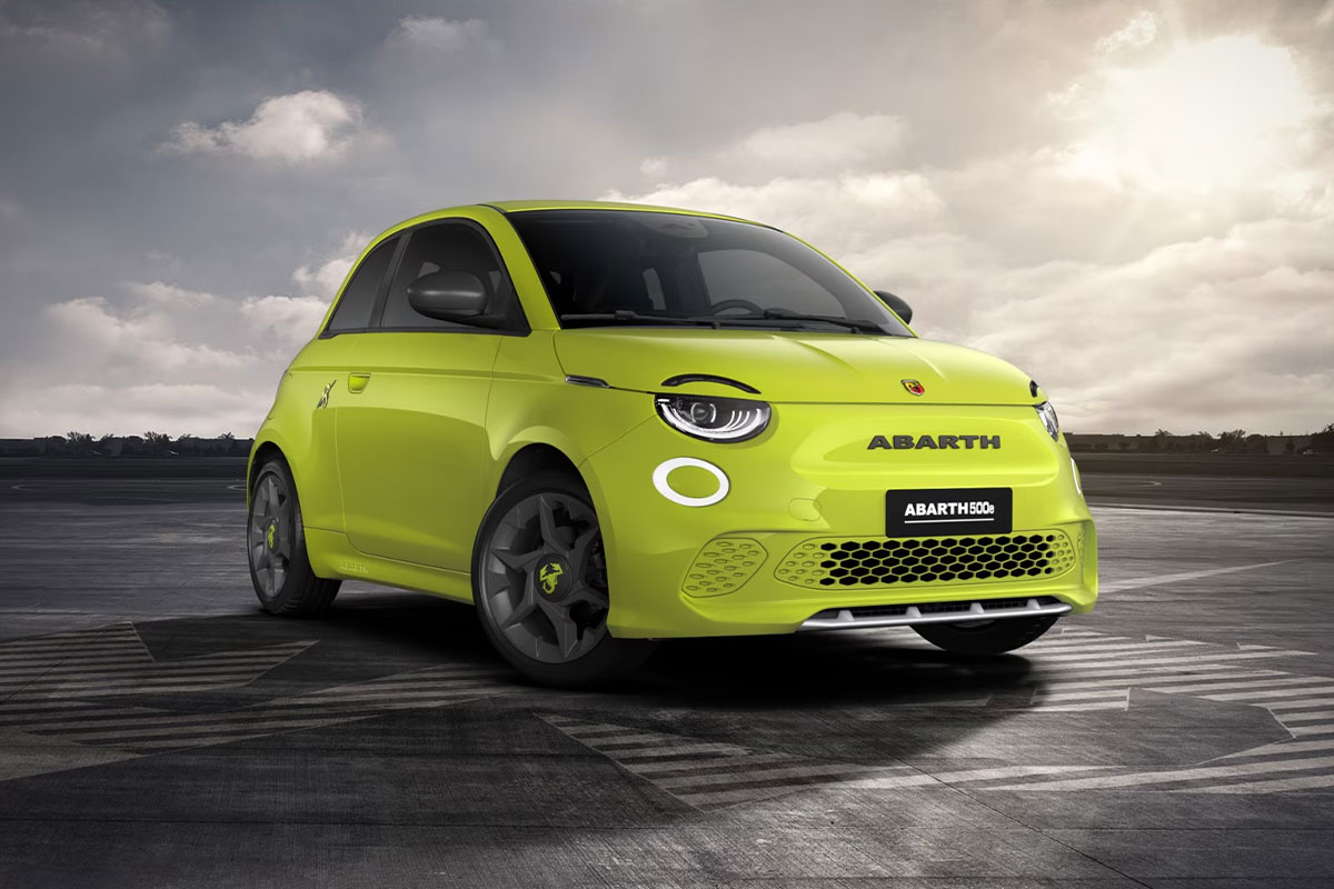 Abarth 500e in Acid Green Uni von Vorne