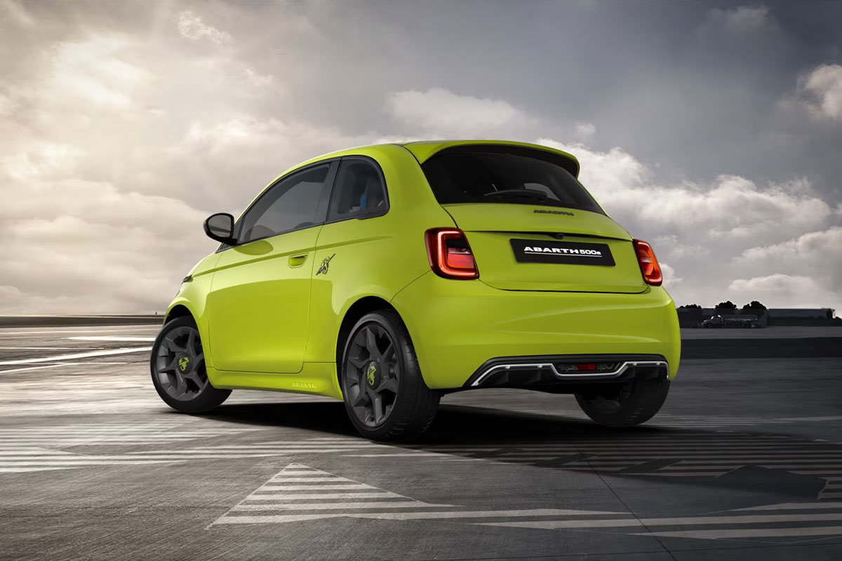 Abarth 500e in Acid Green Uni von der Seite hinten