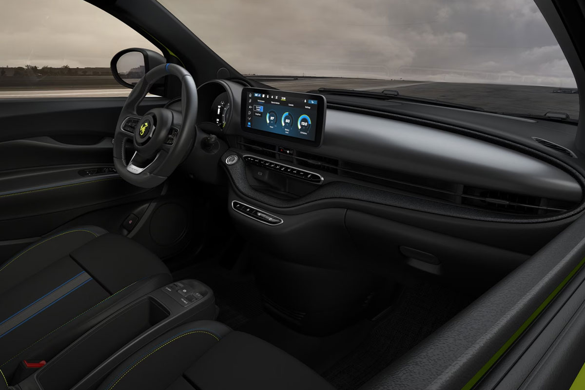 Innenraum des Abarth 500e mit sportlichem Cockpit, digitalem Display und modernem Lenkraddesign.