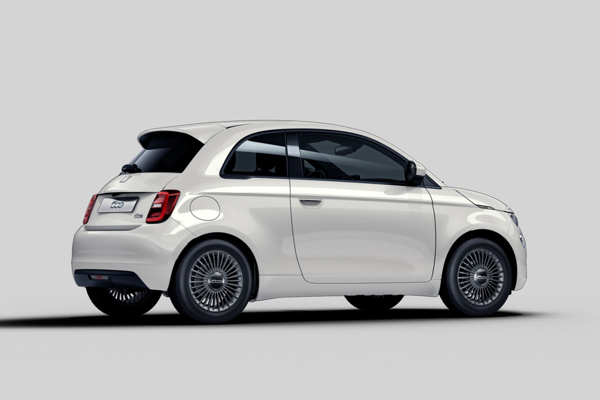Fiat 500e Elektro in Ice Weiß von der Seite