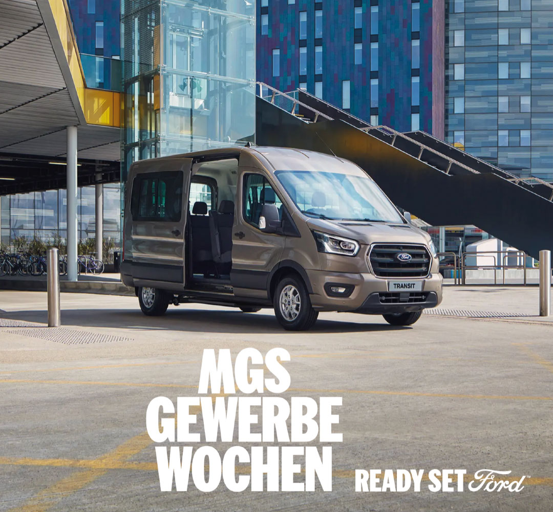 MGS Gewerbewochen mit einem grauen Ford Transit Personentransporter mit geöffneter Schiebetür vor moderner städtischer Architektur sowie dem Schriftzug „Ready Set Ford“.