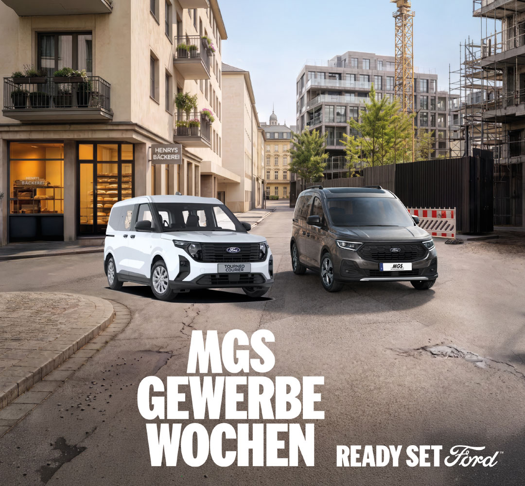 MGS Gewerbewochen mit einem weißen Ford Tourneo Courier und einem grauen Ford Tourneo Connect auf einer Straße in städtischer Umgebung sowie dem Schriftzug „Ready Set Ford“.