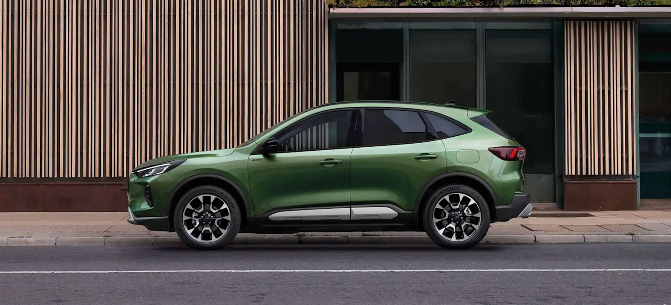 Ford Kuga Titanium in der aufpreispflichtigen Farbe Bursting Green Metallic von der Seite