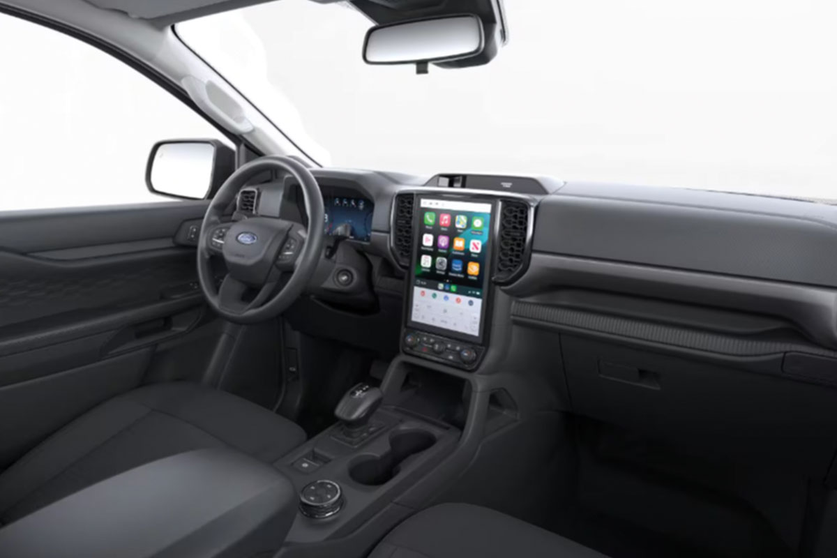 Seitliches Bild des Ford Ranger XLT Extrakabine Interieur