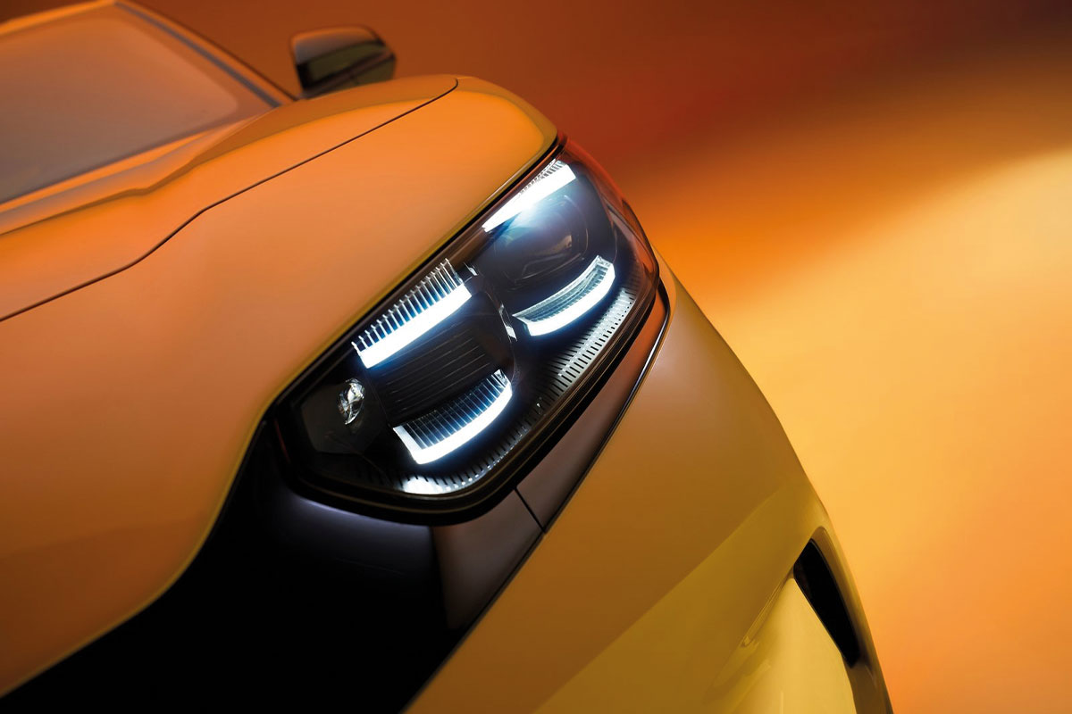 Ford Capri in Gelb Scheinwerfer vom Nahem