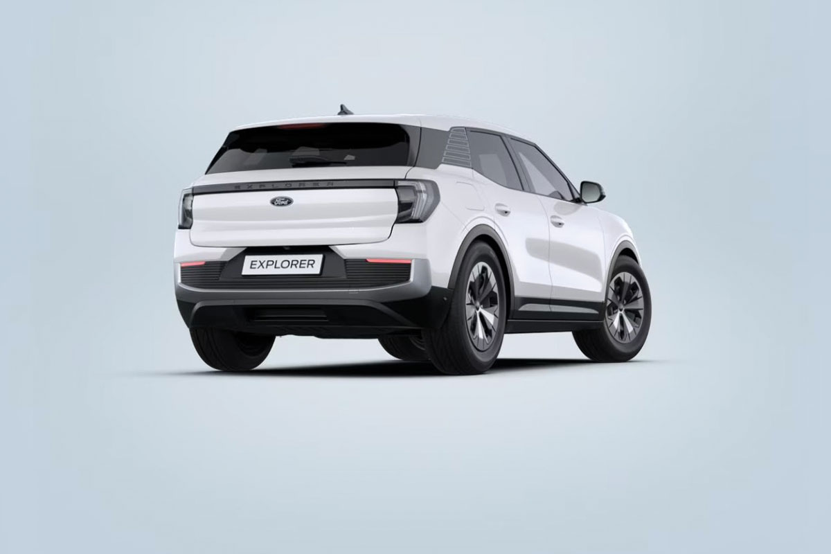 Ford Explorer in Weiß von der rechten Seite hinten