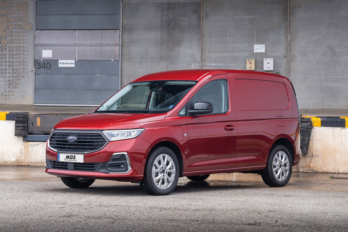 Ford Transit Connect in Rot vor einer Industriehalle