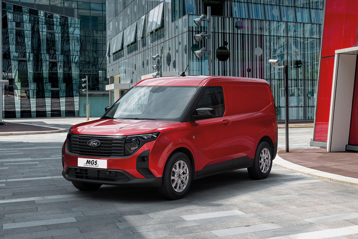 Ford Transit Courier in rot vor vielen Glasgebäuden