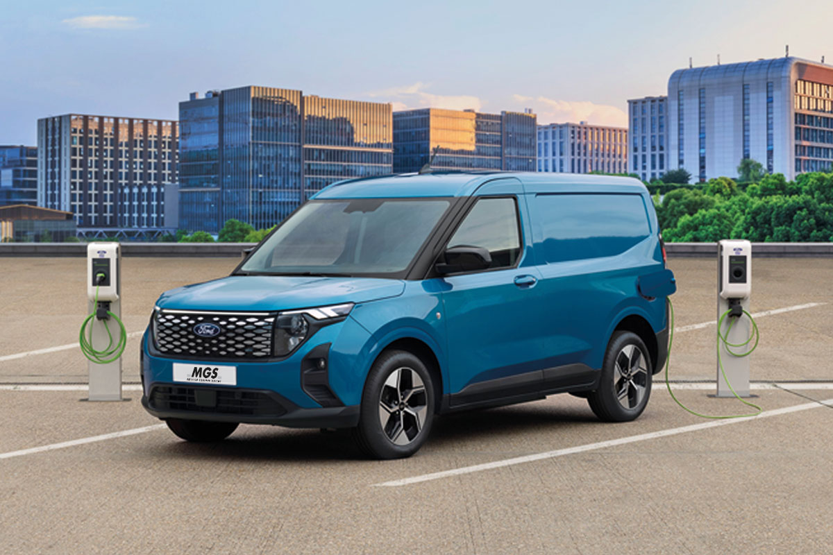 Ford Transit Courier Elektro in blau an der E-Ladesäule