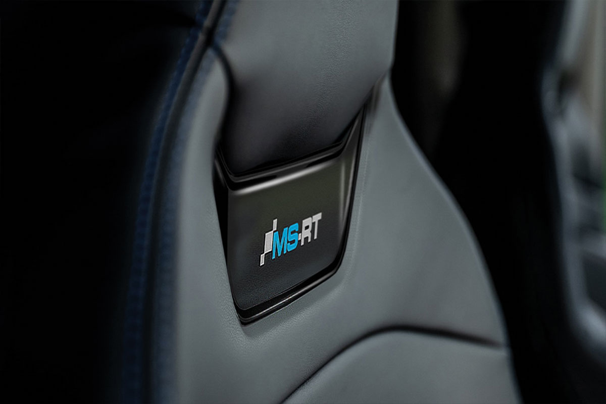 Detailansicht der Sportsitzlehne im Ford Transit Custom MS-RT mit eingeprägtem MS-RT Logo.