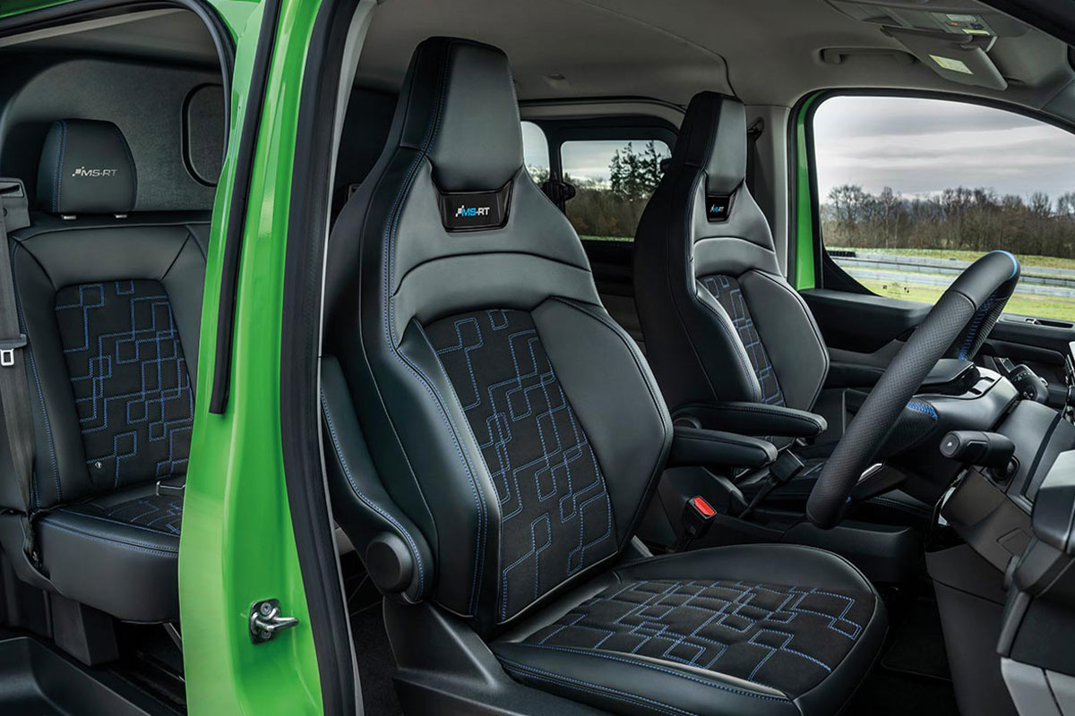 Innenraum des Ford Transit Custom MS-RT mit schwarzen Sportsitzen, blauen Ziernähten und modernem Cockpit.