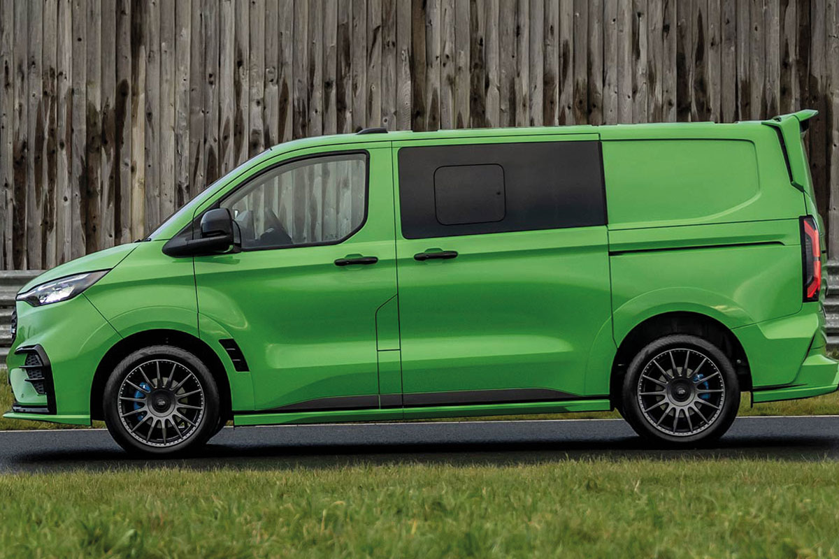 Seitenansicht des grünen Ford Transit Custom MS-RT mit aerodynamischem Bodykit und schwarzen Akzenten.