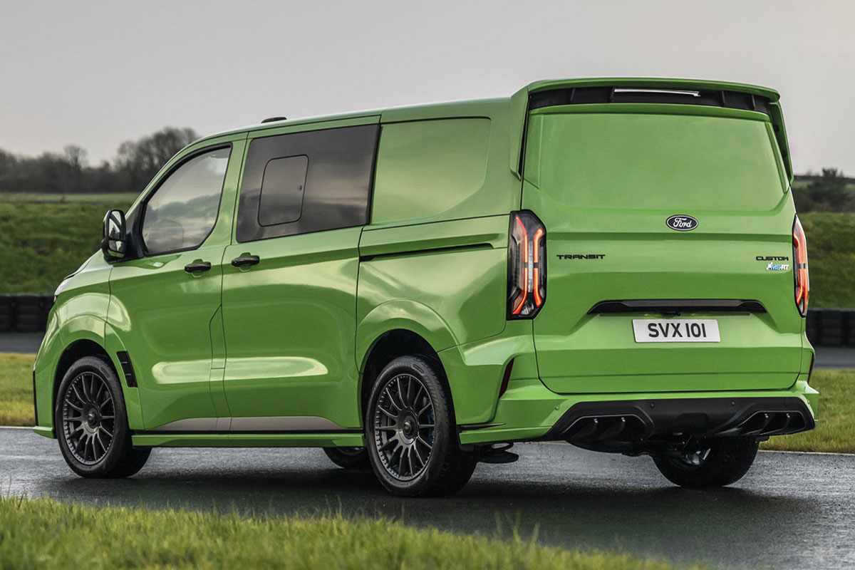 Heckansicht des grünen Ford Transit Custom MS-RT mit sportlichem Diffusor und Doppelrohrauspuff.