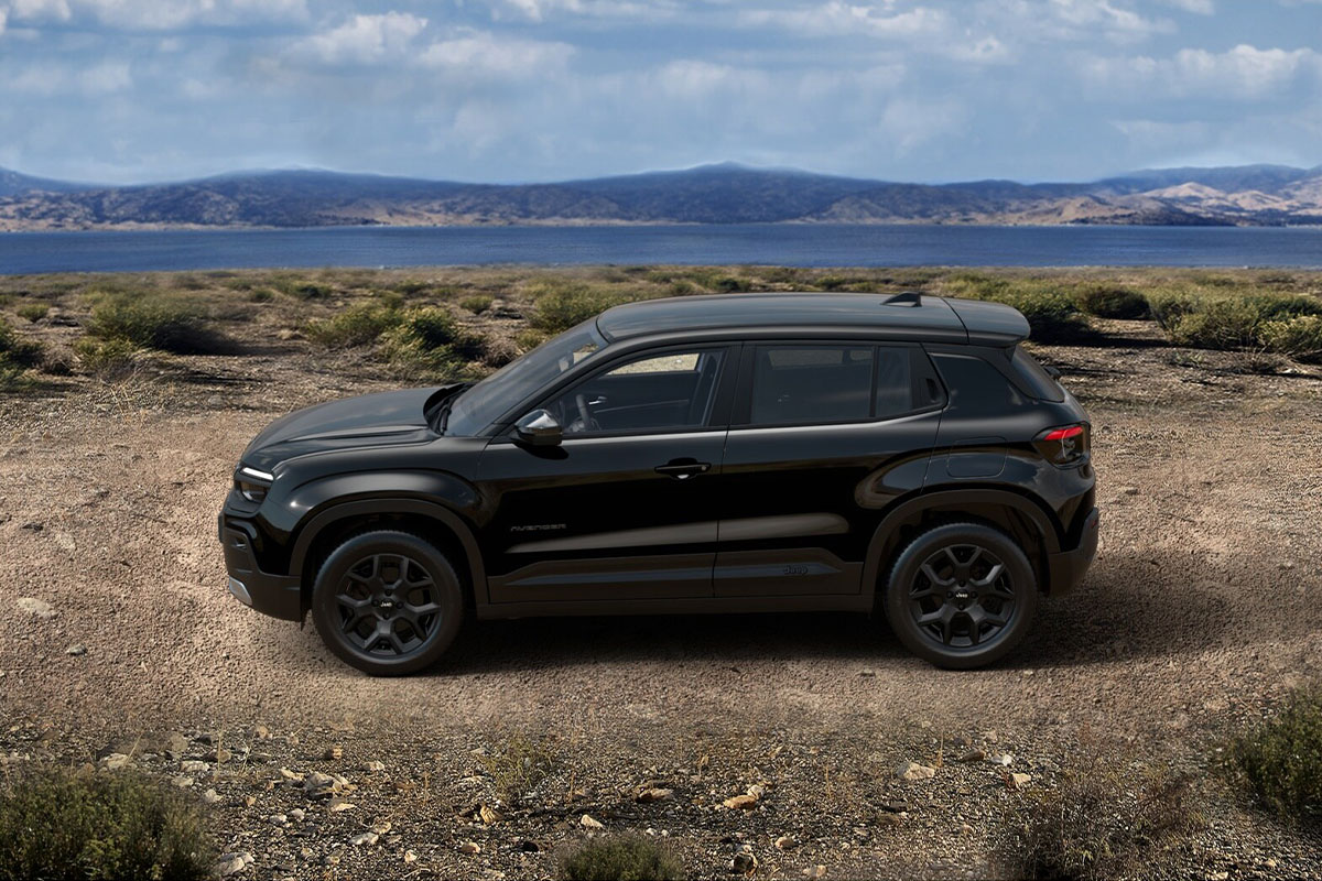 Jeep Avenger in Volcano Black Uni in der Black Edition in einer Landschaft von der Seite