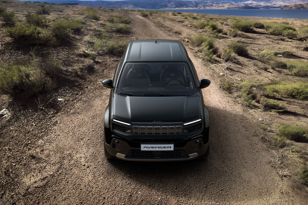 Jeep Avenger in Volcano Black Uni in der Black Edition in einer Landschaft von vorne oben