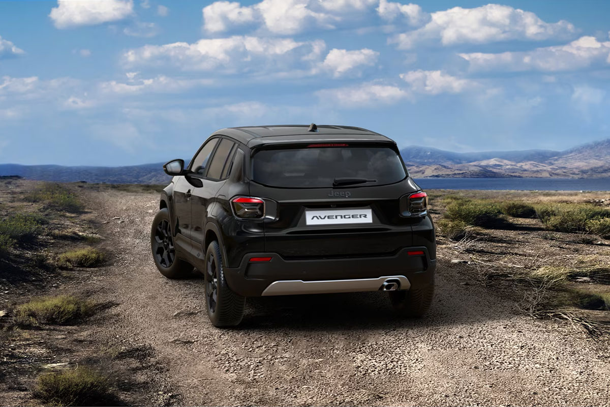 Jeep Avenger in Volcano Black Uni in der Black Edition in einer Landschaft von hinten