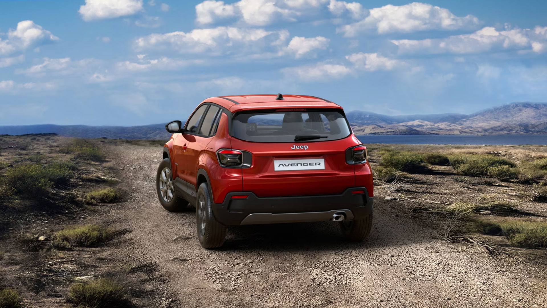 Jeep Avenger Longitude E-hybrid in Ruby Red von hinten. Im Hintergrund eine Landschaft zu sehen