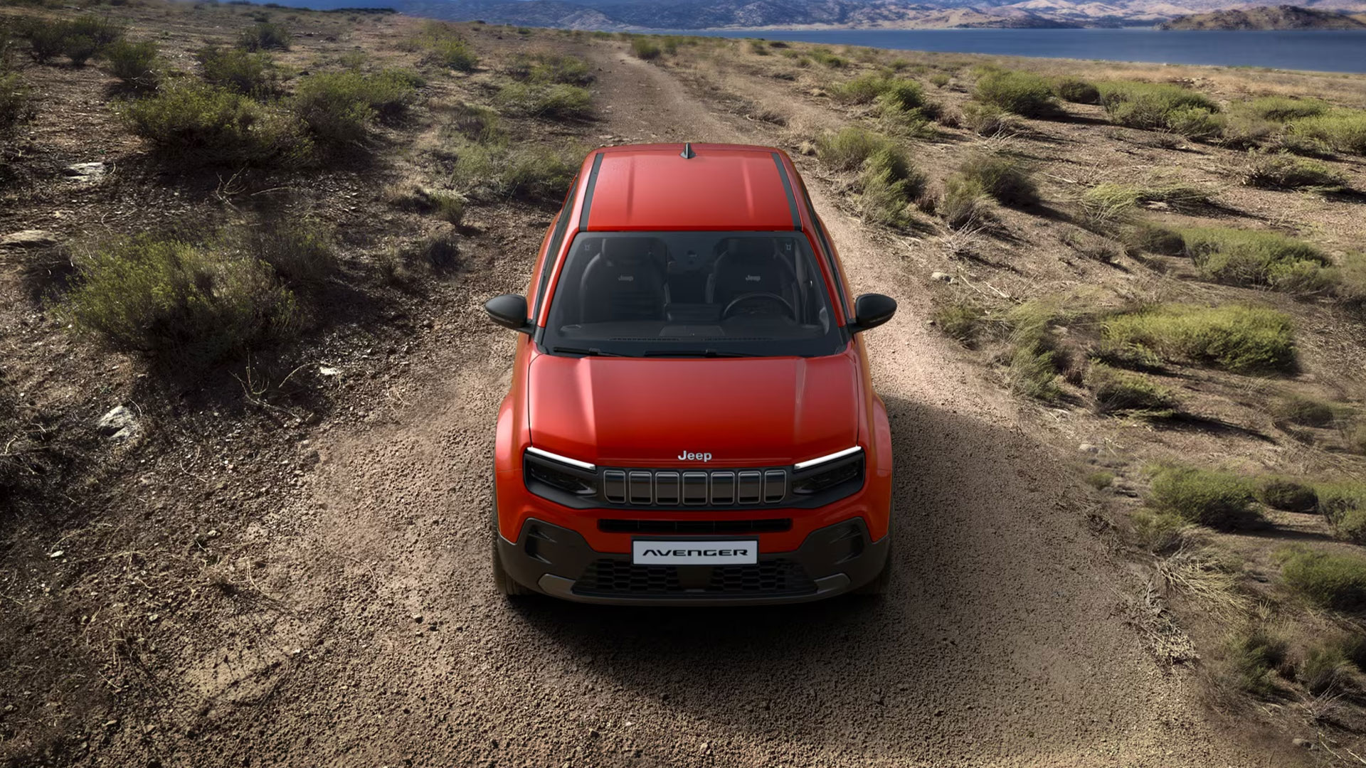Jeep Avenger Longitude e-Hybrid in Ruby Red in einer Landschaft von vorne oben