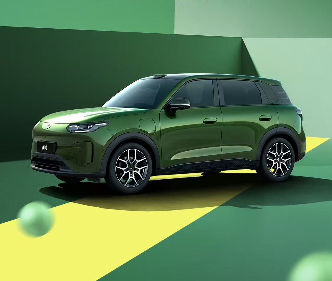 Leapmotor B03 in Seaweed Green von der Seitenansicht vorne