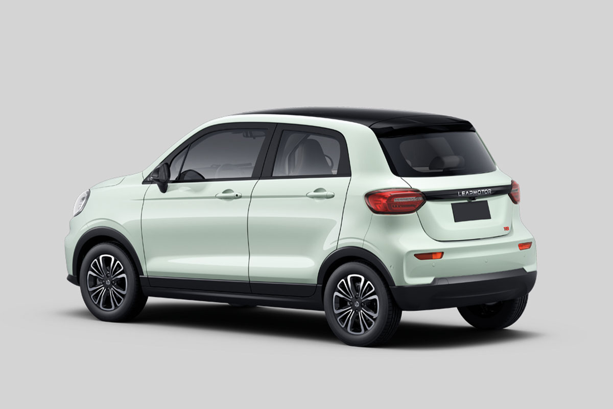 Leapmotor T03 in Mint Green von der Seite hinten