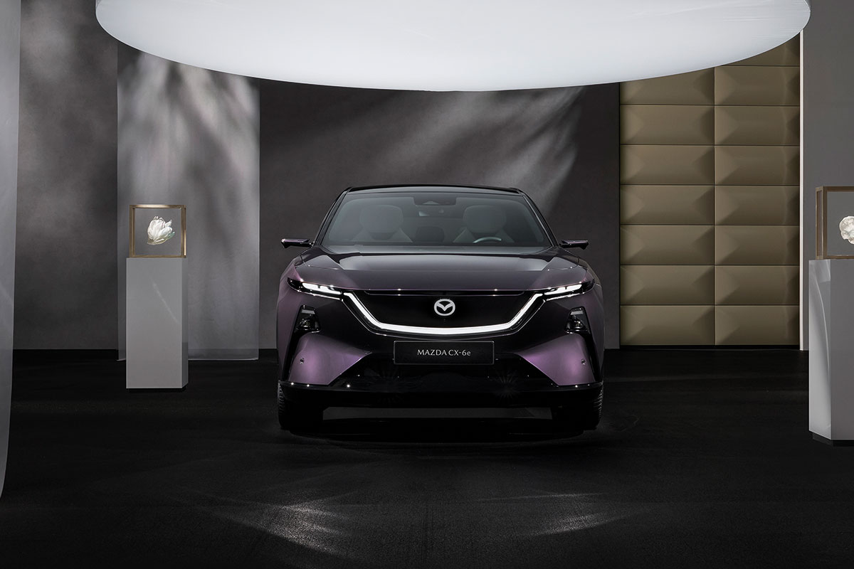 Frontansicht Mazda CX-6e in nightfall violet - schwarz