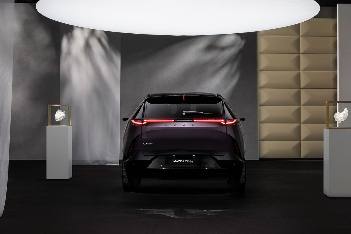 Rückansicht des Mazda 6e in Violet - Schwarz