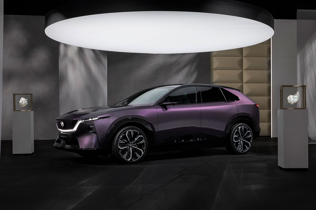 Mazda 6e in nightall Violet - Schwarz Seitenansicht