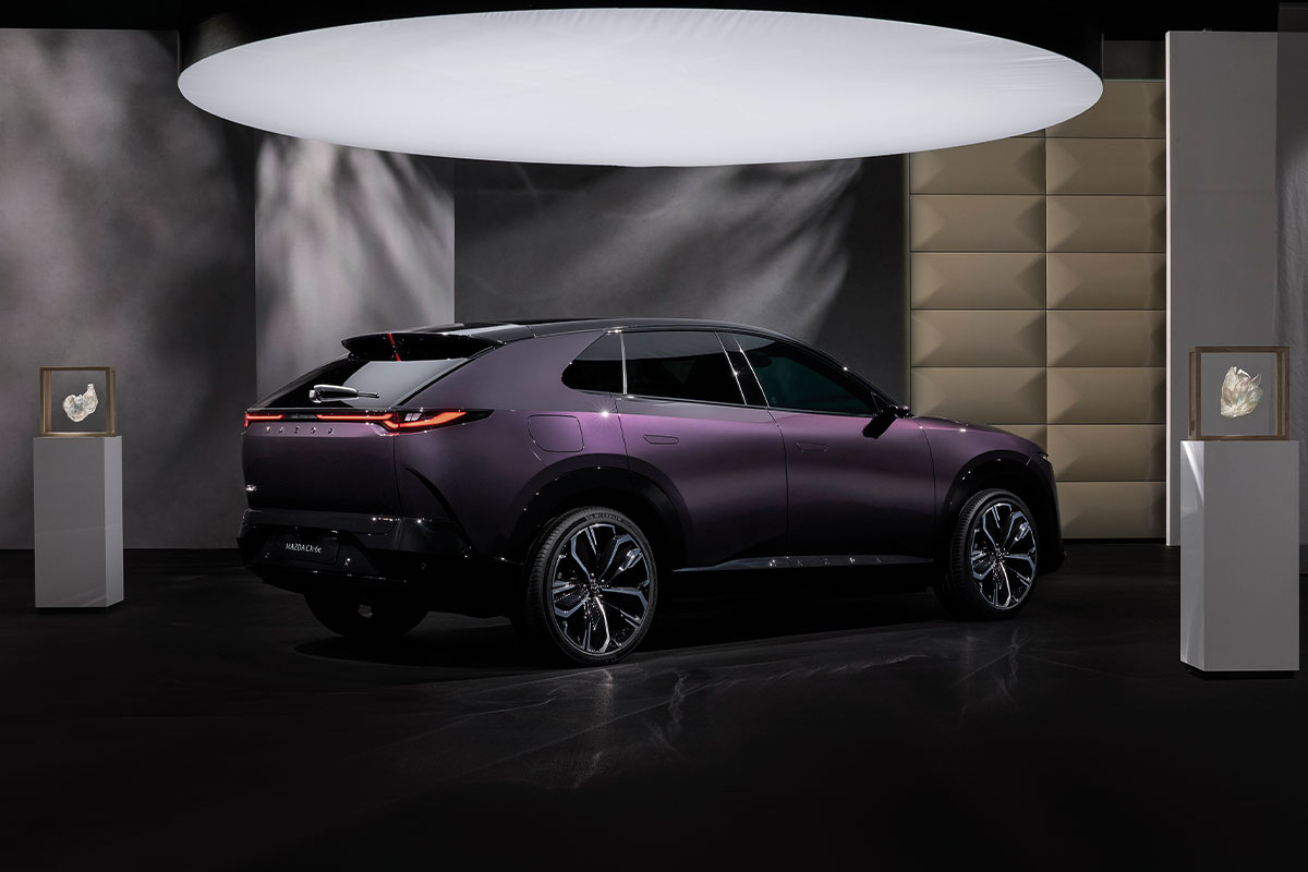 Mazda CX-6e TAKUMI von der Seite hinten links