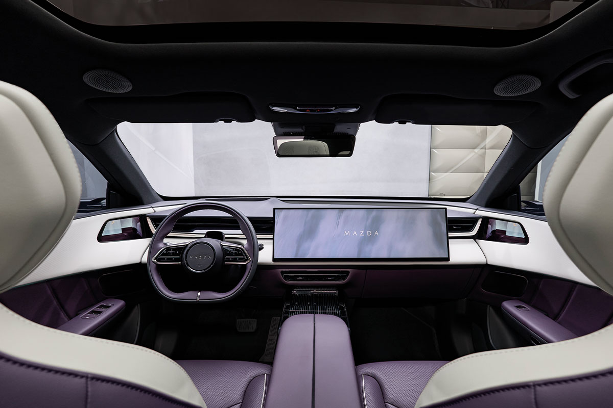 Innenraum des Mazda CX-6e mit weißem Leder