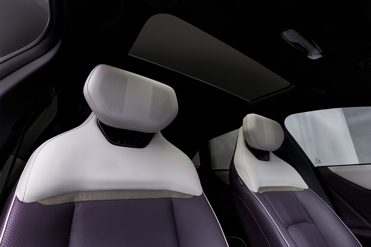 Detailansicht Sitz des Mazda CX-6e in weißem Leder