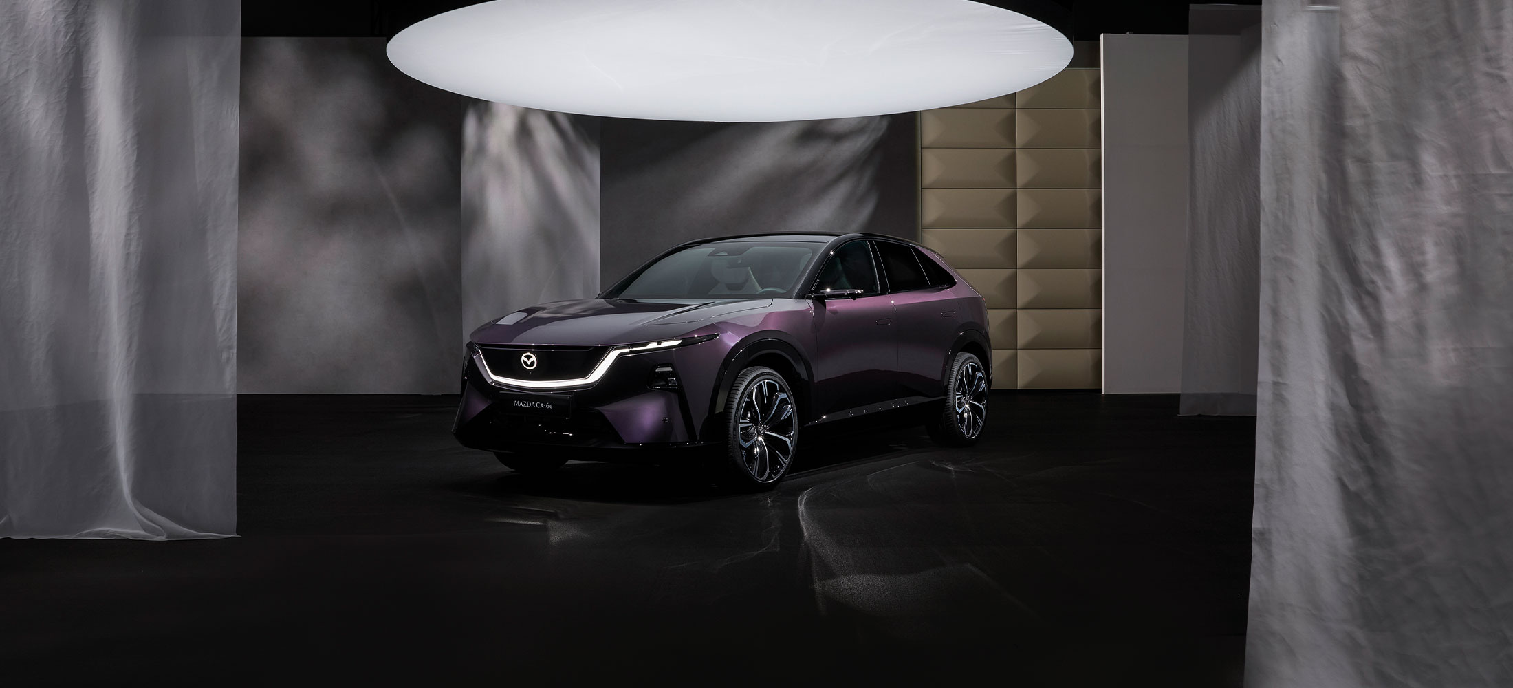 Mazda CX-6e in nightfall violet - schwarz in der Seitenansicht