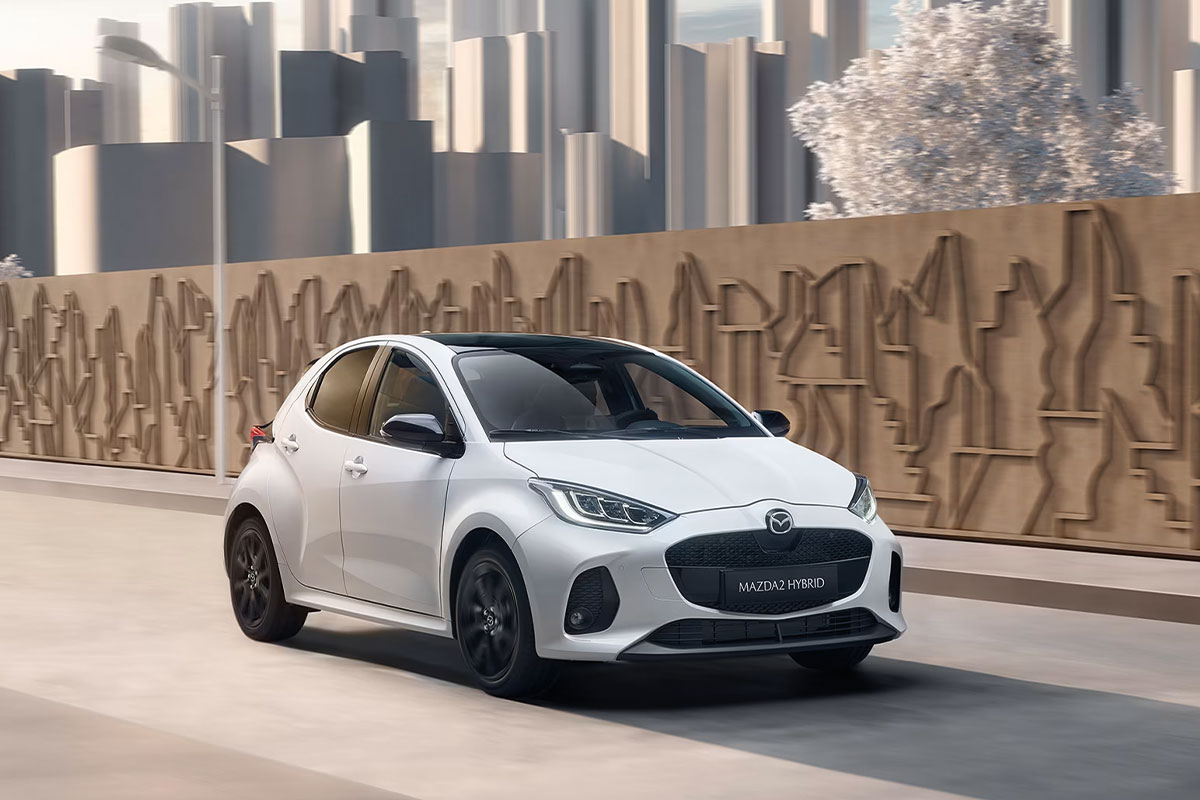 Mazda 2 Hybrid in Lunar White von der Seite vorne