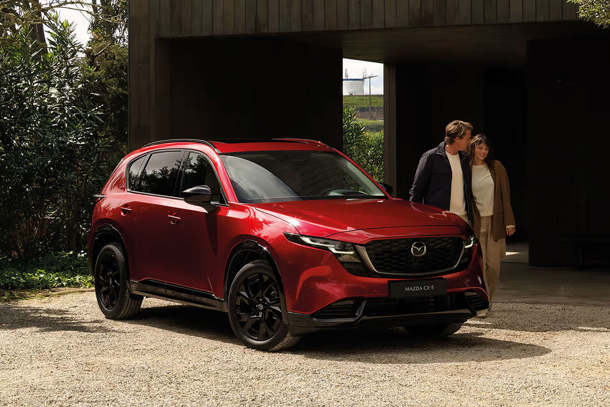 Gruppenfoto des Teams der MGS Motor Gruppe Sticht am Standort Wunsiedel vor dem Autohaus-Eingang.