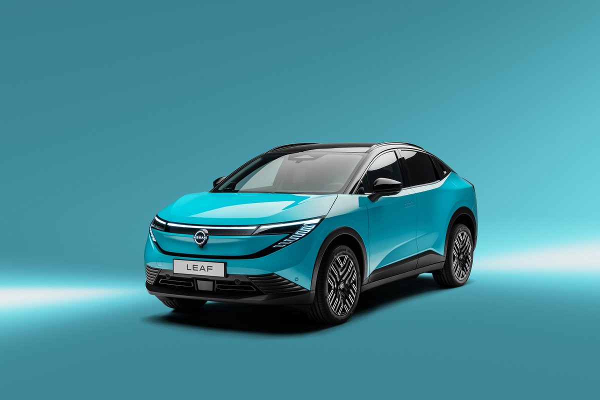 Türkisfarbener Nissan Leaf in schräger Frontansicht vor einem blau-türkisen Hintergrund.