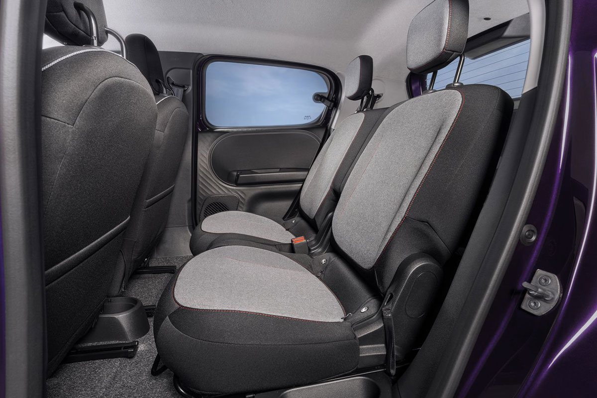 Rückbank des Nissan Pixo mit drei Sitzplätzen und Kopfstützen.