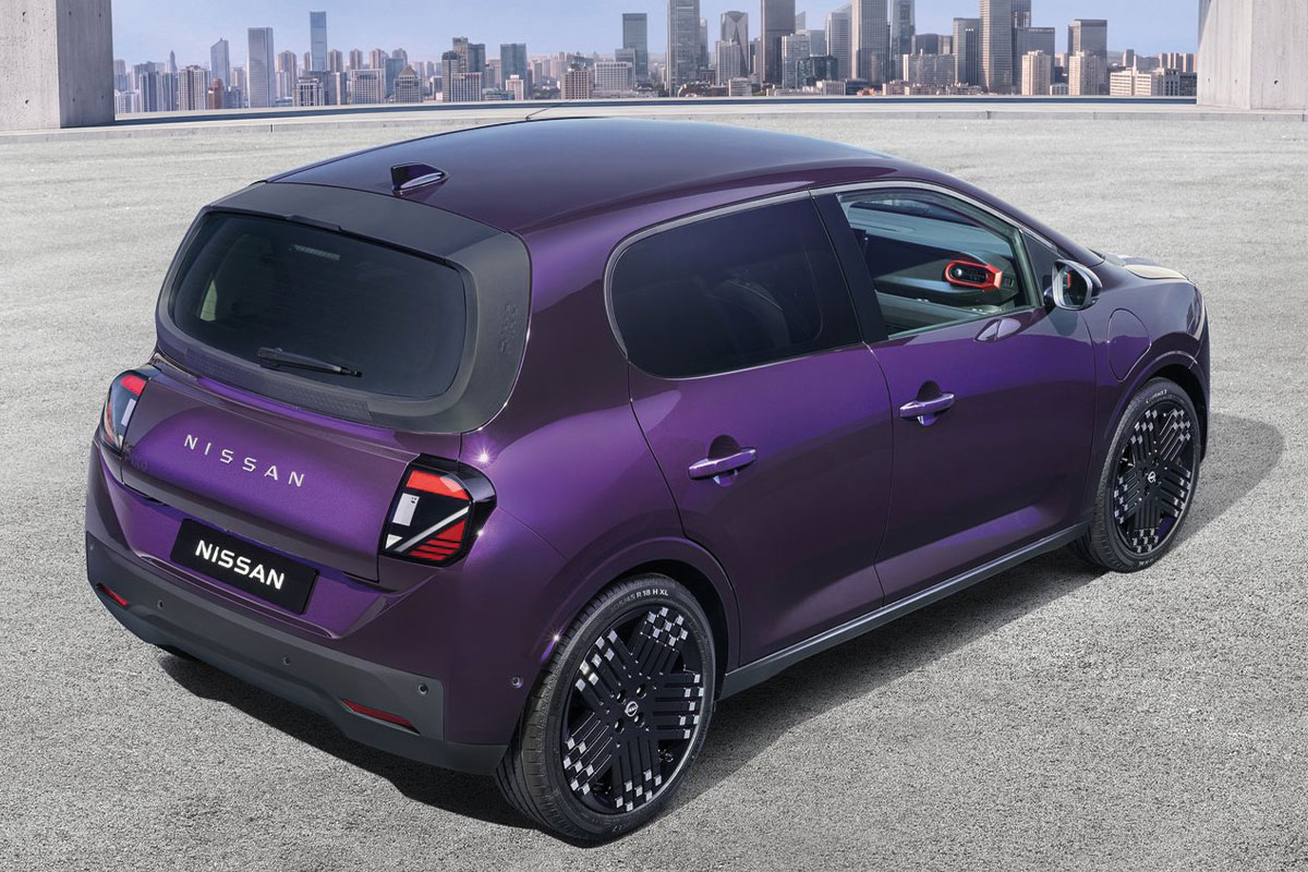 Violetter Nissan Pixo in schräger Heckansicht mit Blick auf die Seitenpartie.