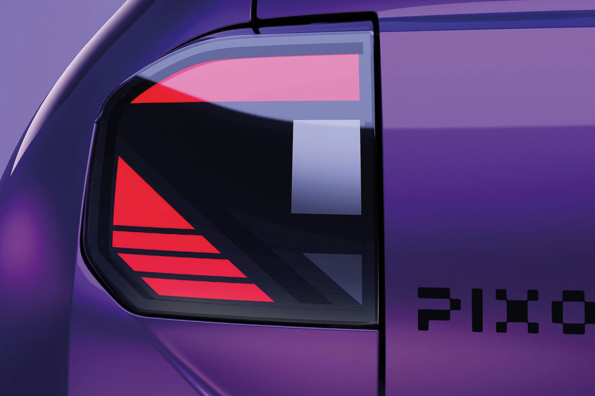 Detailansicht der LED-Rückleuchte und des Pixo-Schriftzugs am violetten Nissan Pixo.