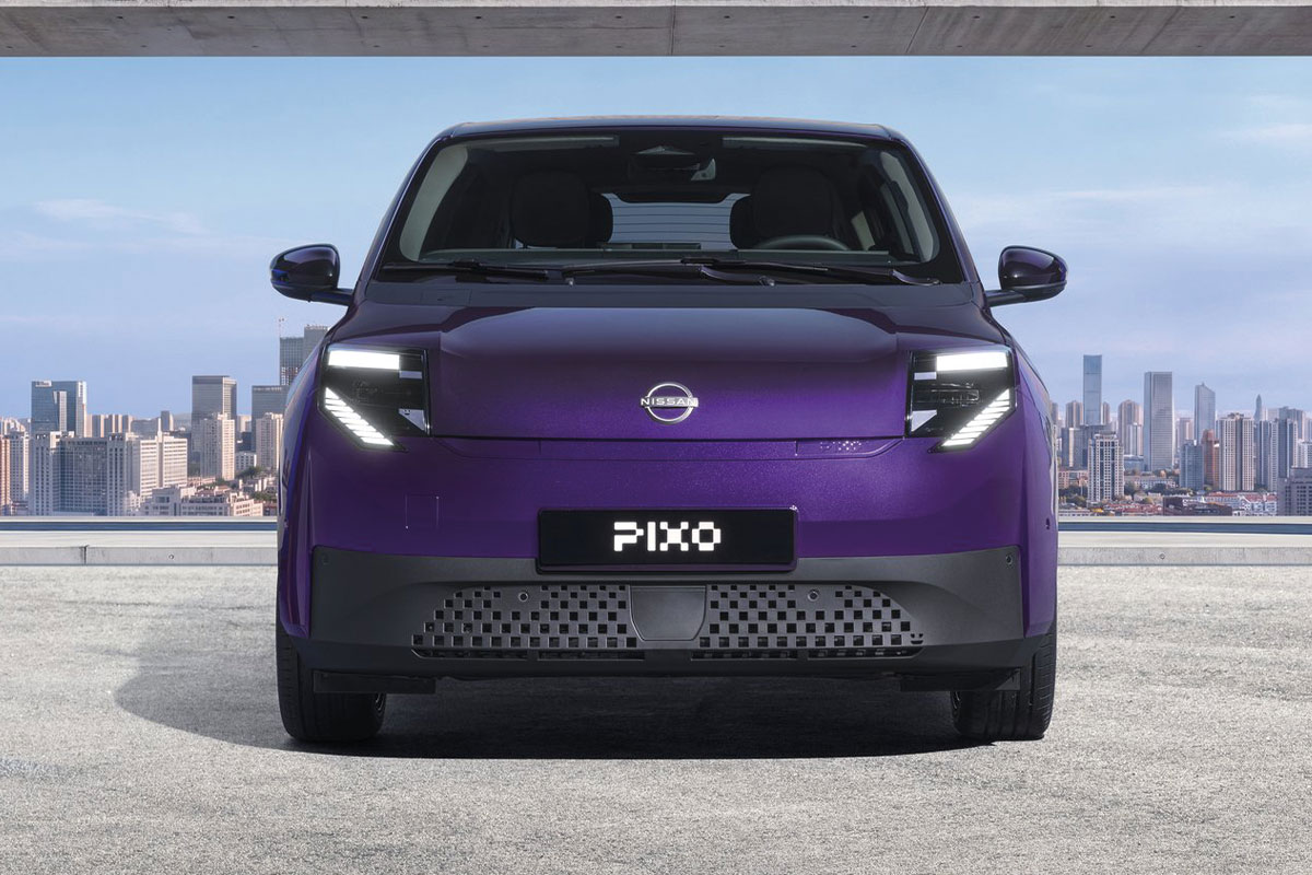 Violetter Nissan Pixo in direkter Frontansicht vor einer modernen Stadtkulisse.